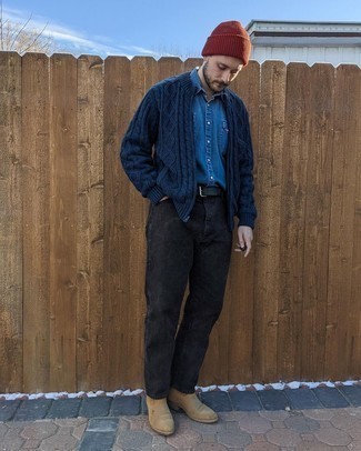 Как носить темно-синий свитер на молнии с черными джинсами мужчине