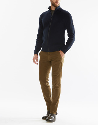 Какие ботинки челси носить с темно-синим свитером на молнии мужчине