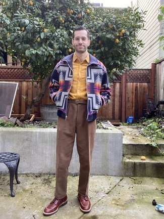 Как носить темно-синий свитер на молнии с темно-коричневыми брюками чинос