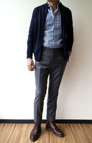 Как носить темно-синий свитер на молнии с серыми брюками чинос