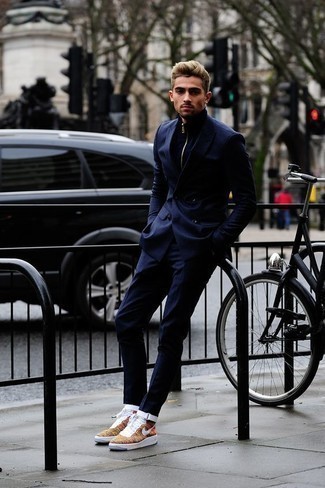 Какие высокие кеды носить с темно-синим свитером на молнии мужчине