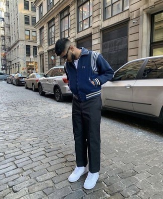 С чем носить темно-синий свитер на молнии мужчине