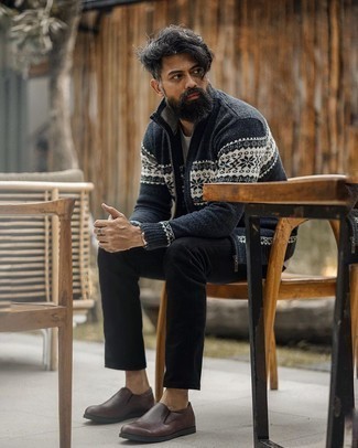 Какие лоферы носить с темно-синим свитером на молнии мужчине