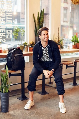 Какие низкие кеды носить с темно-синим свитером на молнии мужчине