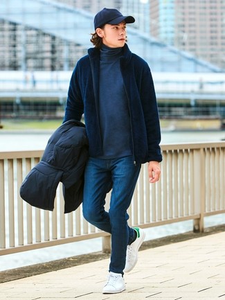 Какие низкие кеды носить с темно-синим свитером на молнии мужчине