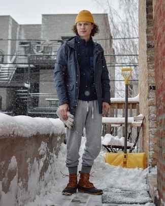 Какие ветровки носить с темно-синим свитером на молнии мужчине