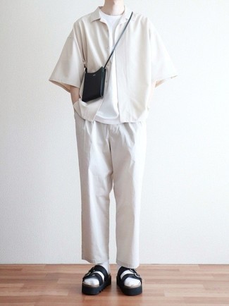 С чем носить сумку на шею мужчине