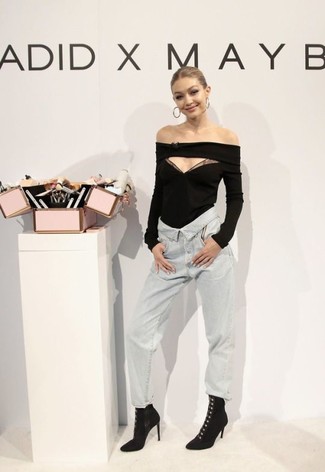 Как носить топ с открытыми плечами с ботильонами