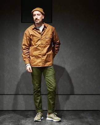 Какие брюки чинос носить с оливковыми кроссовками