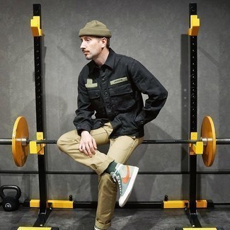 С чем носить оливковую шапку мужчине