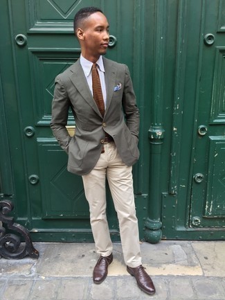 Как носить оливковый пиджак с бежевыми брюками чинос