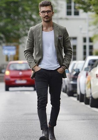 Как носить оливковый пиджак с черными кожаными ботинками челси мужчине