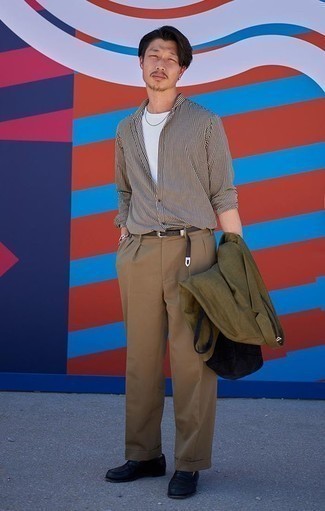 Как носить оливковый пиджак с черными кожаными лоферами мужчине