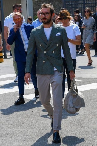 Как носить оливковый пиджак с черными кожаными лоферами мужчине