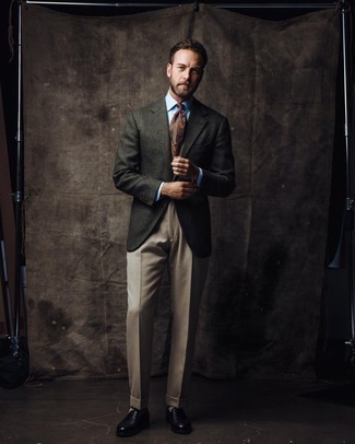 Как носить оливковый пиджак с черными кожаными лоферами мужчине