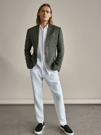 Как носить оливковый пиджак с черными замшевыми лоферами мужчине