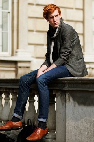 Как носить оливковый пиджак с синими джинсами мужчине