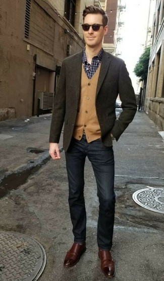 Как носить оливковый пиджак с синими джинсами мужчине