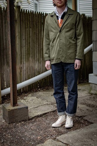 Как носить оливковый пиджак с синими джинсами мужчине