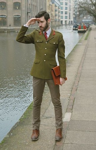 Как носить оливковый пиджак с темно-серыми джинсами мужчине