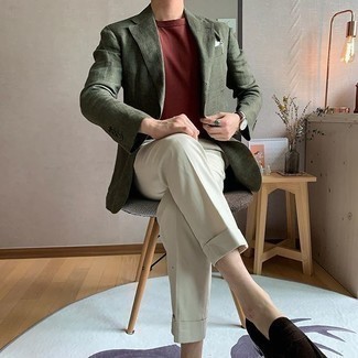 Как носить оливковый пиджак с темно-коричневыми замшевыми лоферами мужчине