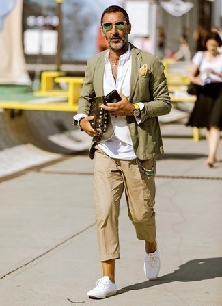 Как носить оливковый пиджак с светло-коричневыми брюками чинос