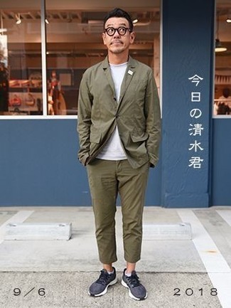 Как носить оливковый пиджак с темно-синими кроссовками мужчине