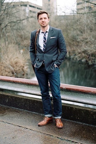 Как носить оливковый пиджак с темно-синими джинсами мужчине