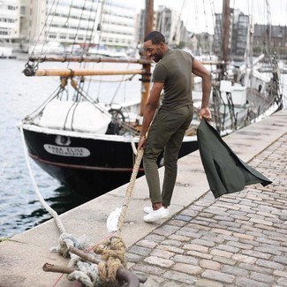 Как носить оливковый пиджак с оливковыми брюками чинос