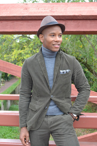 Как носить оливковый пиджак с оливковыми брюками чинос