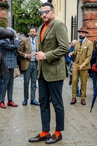 Какие водолазки носить с оливковым пиджаком мужчине