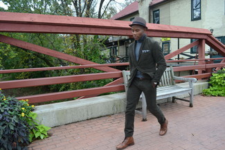 Какие водолазки носить с оливковым пиджаком мужчине