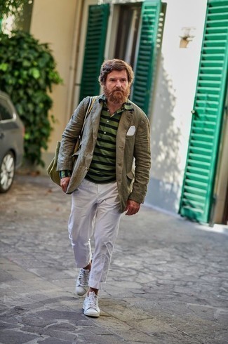 Как носить оливковый пиджак с белыми кожаными низкими кедами мужчине