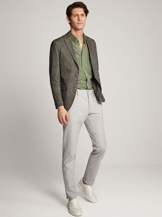 Как носить оливковый пиджак с белыми кожаными низкими кедами мужчине