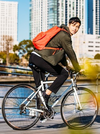 Какие кроссовки носить с оливковым бомбером мужчине