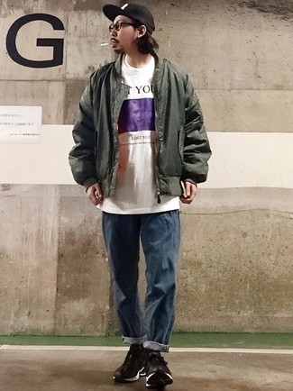 Какие кроссовки носить с оливковым бомбером мужчине