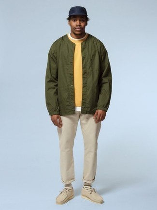 Как носить оливковый бомбер с бежевыми замшевыми ботинками дезертами