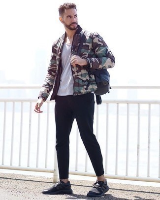 Как носить оливковый бомбер с черными кроссовками мужчине