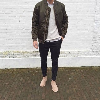 Как носить оливковый бомбер с черными брюками чинос