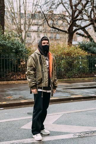 Как носить оливковый бомбер с черными брюками чинос