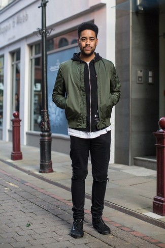 Как носить оливковый бомбер с черными низкими кедами мужчине