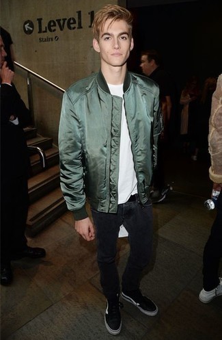 Как носить оливковый бомбер с черными низкими кедами мужчине