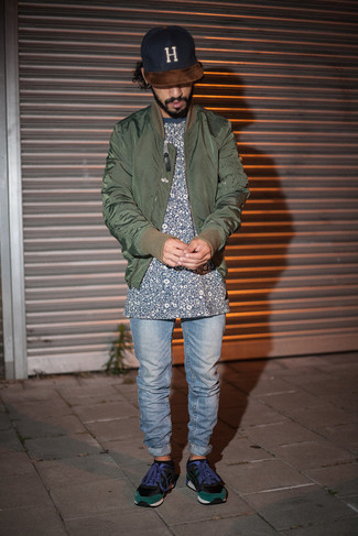 Как носить оливковый бомбер с черными замшевыми низкими кедами мужчине