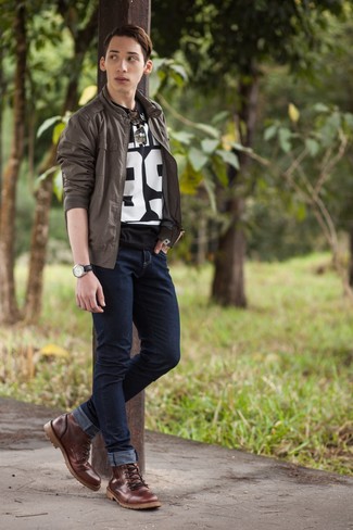 Как носить оливковый бомбер с синими джинсами мужчине