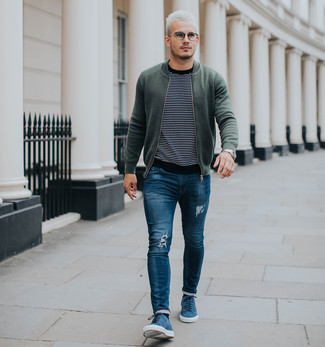Как носить оливковый бомбер с синими джинсами мужчине