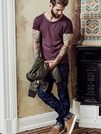 Как носить оливковый бомбер с синими джинсами мужчине