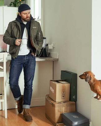 Как носить оливковый бомбер с синими джинсами мужчине