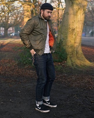 Как носить оливковый бомбер с синими джинсами мужчине