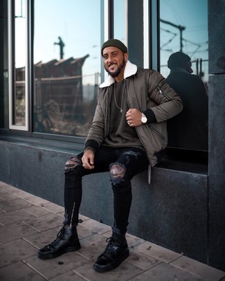 Как носить оливковый бомбер с синими рваными джинсами мужчине