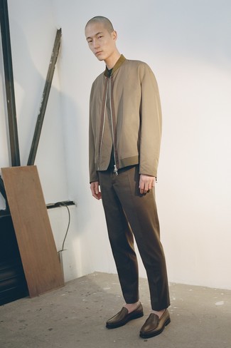 Как носить оливковый бомбер с коричневыми кожаными лоферами мужчине